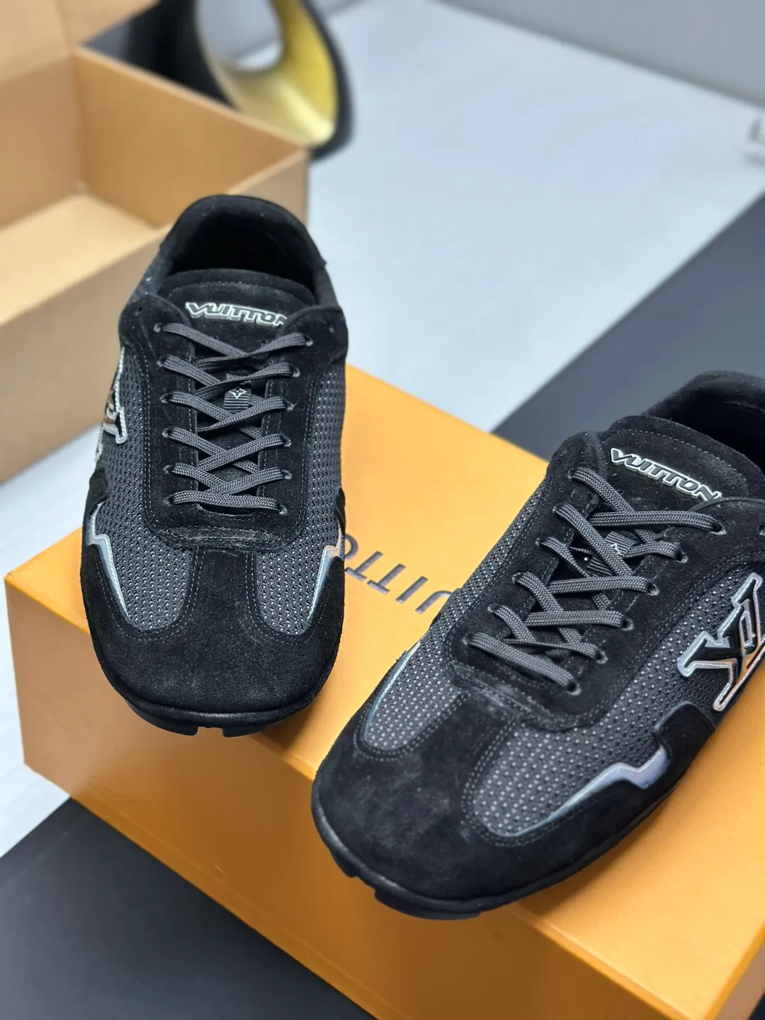 👟👟Ex-factory price 680👟👟 (Top version fully packaged) LV Louis Vuitton L Family Donkey Brand Latest Rally Series Mesh Casual Sports Shoes Doudou Shoes Original purchase, development and production This LV Rally sports shoe is made of suede cow leather and mesh fabric, and a rubber pad outsole is incorporated into the driving shoe configuration, making it a modern choice that is both comfortable and light. The LV letters on the side, the handwritten Louis Vuitton logo on the rear, and the Vuitton logo on the tongue and outsole jointly brand the brand mark. Exquisite packaging at the delivery counter🛍📦 ▪️Fabric: Original customized imported mesh + cowhide ▪️Inner lining: Original customized breathable mesh lining ▪️Outsole: Original molded anti-slip rubber material ▪️Sole thickness: 2CM ▪️Size: Men's 39-45
